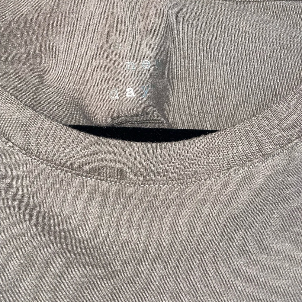 Basic taupe tee - Picture 3 of 4